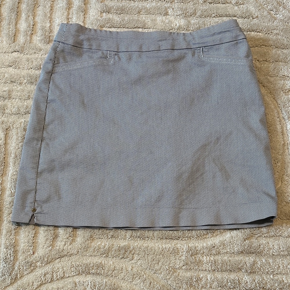 Croft & Barrow Gray stripped skort Size 6